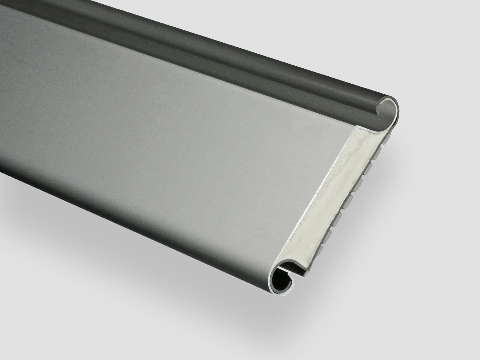 شرائح ألومنيوم معزولة